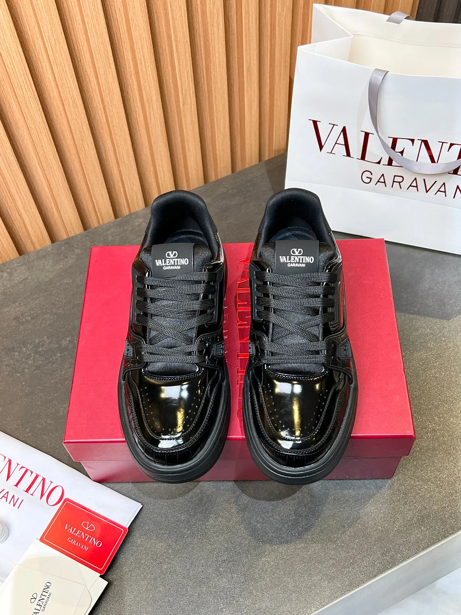 👟👟Ex-factory price 680👟👟 𝑽𝒂𝒍𝒆𝒏𝒕𝒊𝒏𝒐Valentino 𝑶𝒏𝒆𝑺𝒕𝒖𝒅 Couple's sneaker series Valentino 2025 latest couple's sneakers same style for celebrities Hot sale. The original ZP was purchased and dismantled. Repeated printing and modification. Trying to restore the original version 1:1! Top luxury masterpiece, soft and comfortable, combining fashion and leisure, bringing excellent and elegant texture and excellent on-foot comfort. Top purchasing version upper: imported calfskin surface/original oil edge craftsmanship. Lining: water-dyed cowhide lining. Outsole: original development 𝐓𝐏𝐔 two-color combination outsole. Packaging: original configuration complete package. Code number: 34-44